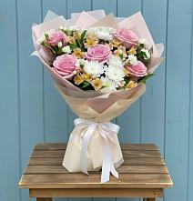 Букет цветов из:  Гвоздики, Орхидеи и Розы в Массандре