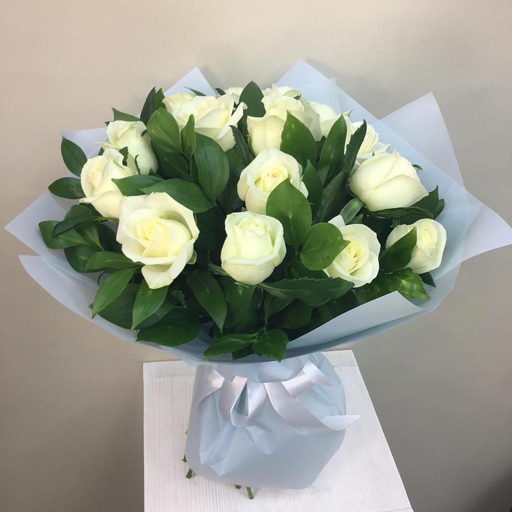 Букет 15 Белых роз Проуд в Массандре