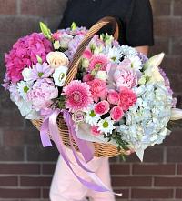 Цветочная композиция из Розы, Хризантемы, Пионы и Лизиантусы в корзине в Массандре