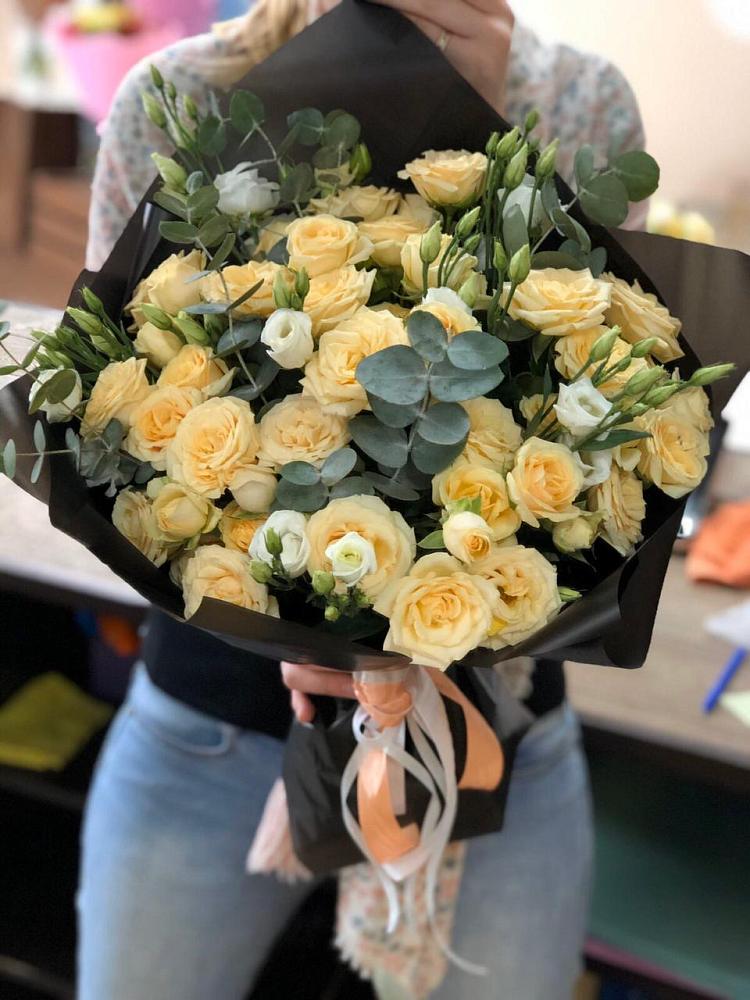 Букет цветов из: Розы и Лизиантусы в Массандре