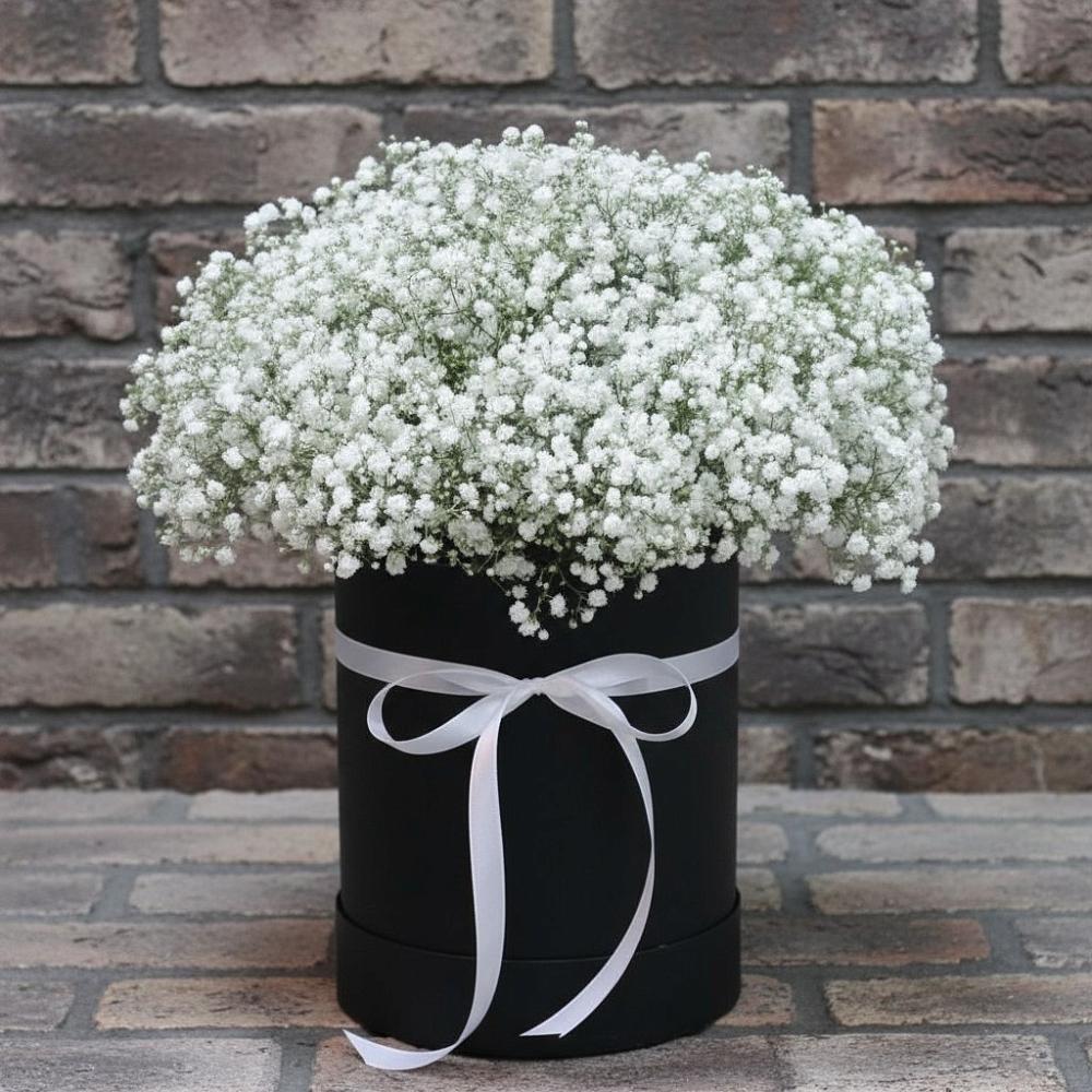 Цветочная композиция из Гипсофила в шляпной коробке в Массандре