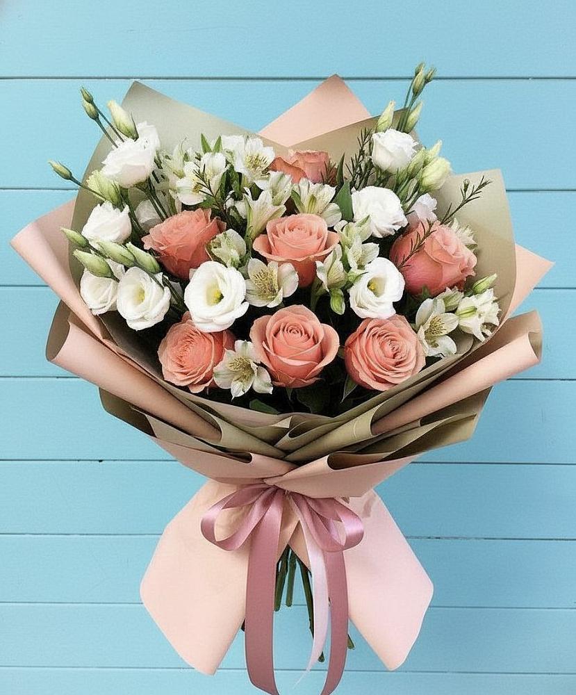 Букет цветов из: Розы, Альстромерии и Лизиантусы в Массандре