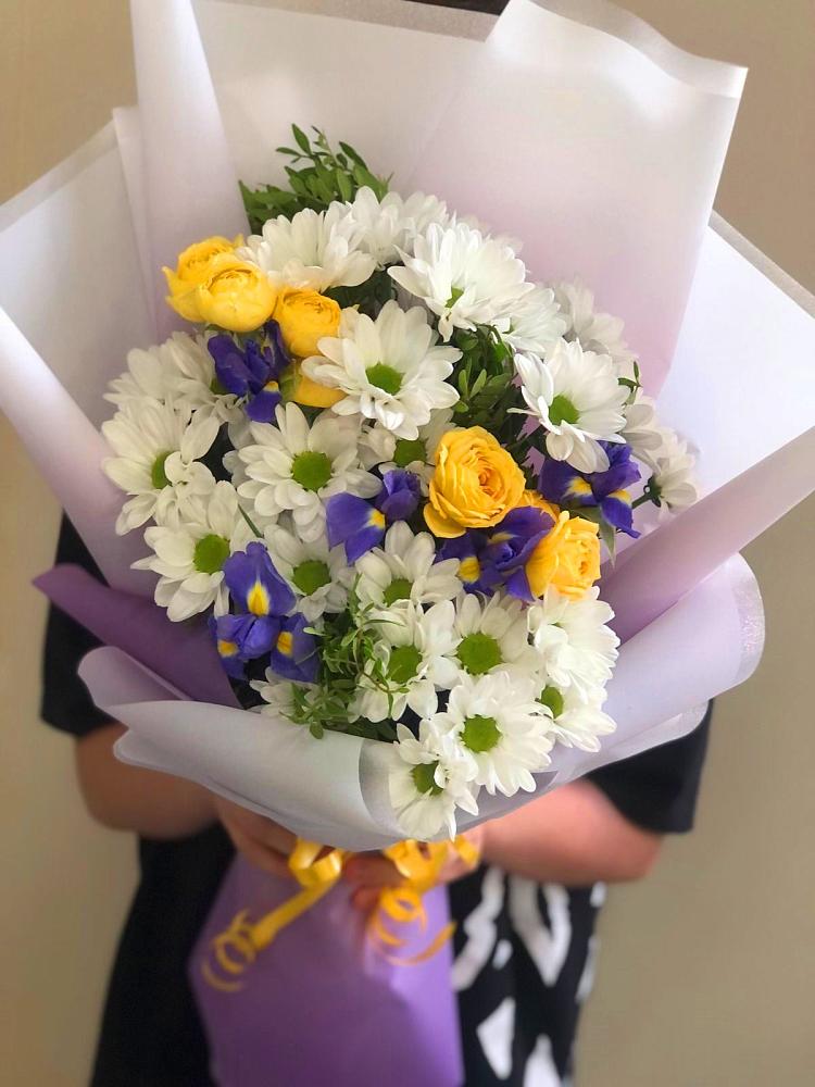 Букет цветов из: Ирисы, Хризантемы и Розы в Массандре