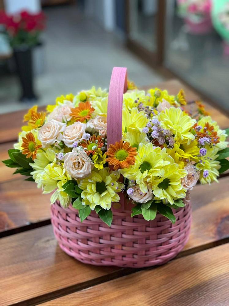 Цветочная композиция из Хризантемы и Розы в корзине в Массандре