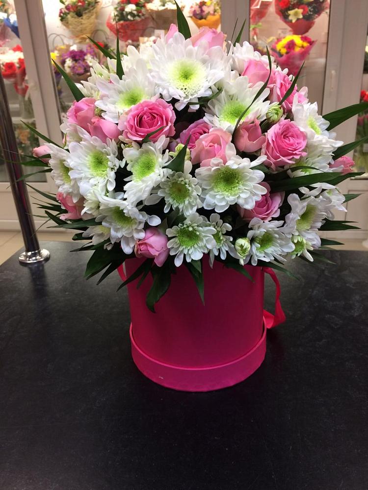 Цветочная композиция из Розы и Хризантемы в шляпной коробке в Массандре