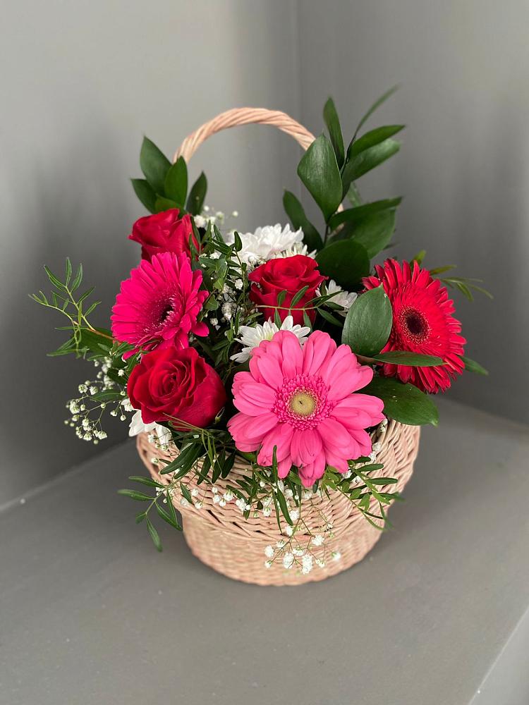 Цветочная композиция из Розы, Хризантемы и Герберы в корзине в Массандре
