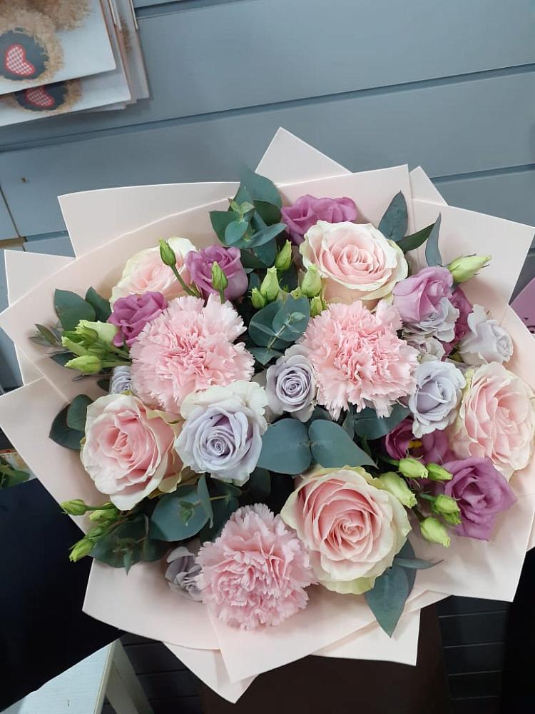 Букет цветов из: Розы, Гвоздики и Лизиантусы в Массандре