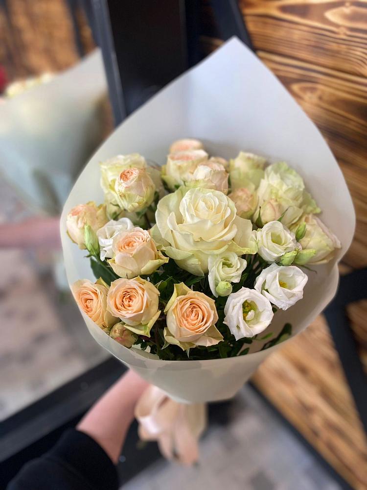 Букет цветов из: Розы и Лизиантусы в Массандре